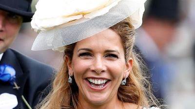 બ્રિટિશ કોર્ટે મંગળવારે દુબઈના રાજા શેખ મોહમ્મદ બિન રાશિદ અલ-મકતુમને તેમની પૂર્વ પત્ની પ્રિન્સેસ હયાને આશરે રૂ. 5,500 કરોડ ચૂકવવાનો આદેશ આપ્યો છે. બંનેએ છૂટાછેડા લીધા છે. બ્રિટનના ઈતિહાસમાં આ સૌથી મોંઘા છૂટાછેડા છે. બ્રિટન હાઈકોર્ટના જજ ફિલિપ મૂરે પોતાના ચુકાદામાં કહ્યું હતું કે પ્રિન્સેસ હયા અને તેના બાળકો આતંકવાદ કે અપહરણ જેવા ખતરાનો સામનો કરી શકે છે. આવી સ્થિતિમાં તેમની સુરક્ષા માટે ખાસ વ્યવસ્થા કરવી જોઈએ.