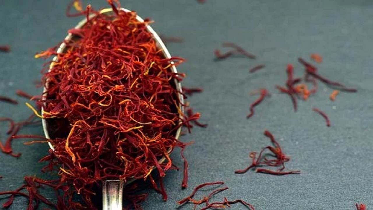 વિશ્વમાં સૌથી મોંઘા વેચાતા આ મસાલાને લોકો રેડ ગોલ્ડ પણ કહે છે. દરેક વ્યક્તિ આ મસાલા વિશે જાણે છે. આ મસાલાનું નામ કેસર સિવાય બીજું કંઈ નથી. કેસર હાલમાં બજારમાં સૌથી મોંઘો મસાલો છે.