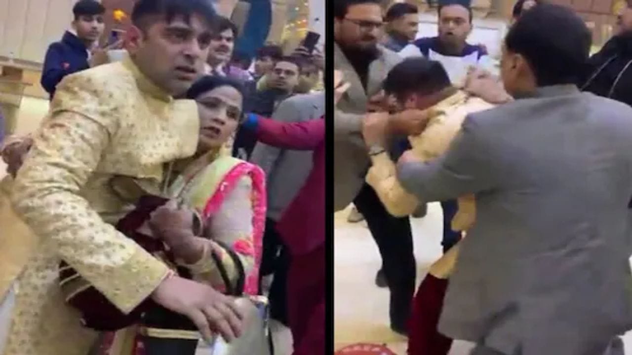 વરરાજાને દહેજની માગણી કરવી ભારે પડી ! દુલ્હનના પરિવારે લગ્ન મંડપમાં જ કરી નાખી ધોલાઈ,જુઓ VIDEO