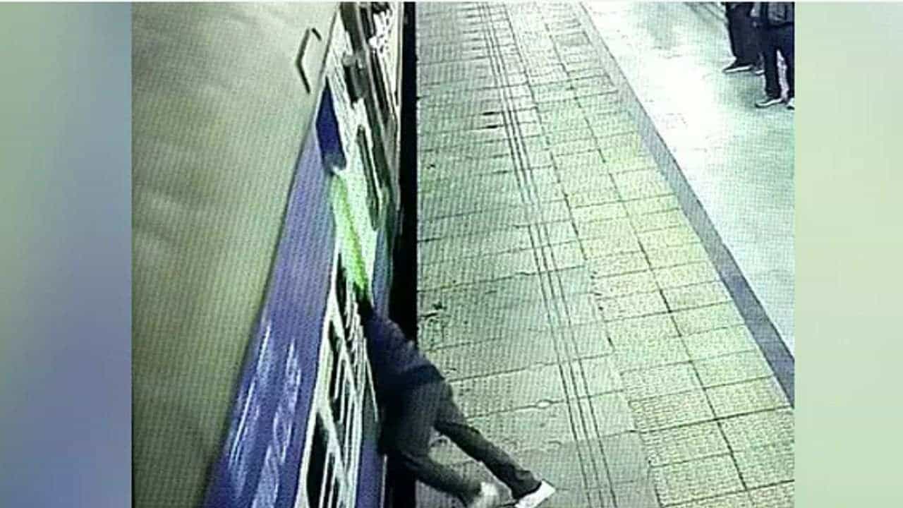 Video : ચાલુ ટ્રેનમાં ચડવાના ચક્કરમાં યુવક પ્લેટફોર્મ અને ટ્રેન વચ્ચે ફસાયો ! ધબકારા વધારી દેતો વીડિયો વાયરલ