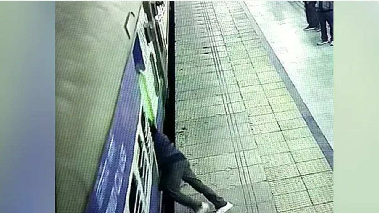 Video : ચાલુ ટ્રેનમાં ચડવાના ચક્કરમાં યુવક પ્લેટફોર્મ અને ટ્રેન વચ્ચે ફસાયો ! ધબકારા વધારી દેતો વીડિયો વાયરલ