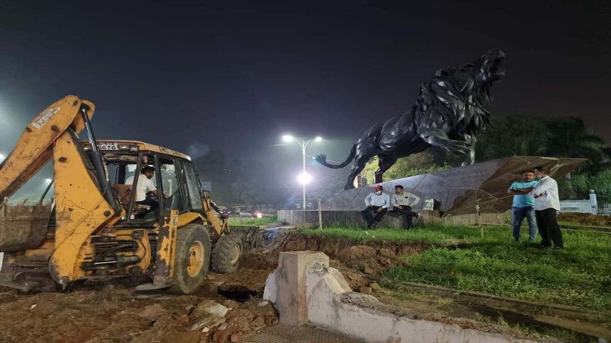 SURAT : ટ્રાફિકજામની સમસ્યા ઉભા કરતા શહેરના મસમોટા ટ્રાફિક આઇલેન્ડ નાના કરવાની શરૂઆત