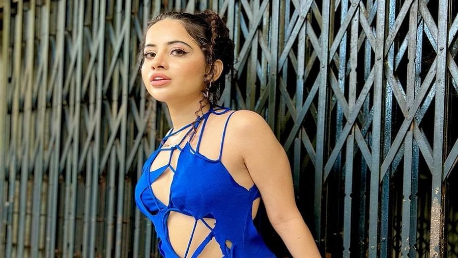 ઉર્ફીનું સોશિયલ મીડિયા એકાઉન્ટ આવા બોલ્ડ અને હોટ તસવીરોથી ભરેલું છે. ઉર્ફી જાવેદ એક ટીવી સ્ટાર છે જે બિગ બોસ ઓટીટીનો ભાગ હતી.