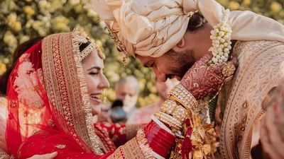 કેટરિના કૈફ અને વિકી કૌશલ રાજસ્થાનમાં તેમના શાહી લગ્ન અને ટૂંકા વેકેશન પરથી મુંબઈ પરત ફર્યા છે. એવું જાણવા મળ્યું છે કે વિકી અને કેટરિના 20 ડિસેમ્બરે મુંબઈમાં તેમના નજીકના લોકો અને ફિલ્મ ઉદ્યોગના મિત્રો માટે એક ભવ્ય રિસેપ્શનનું આયોજન કરશે.