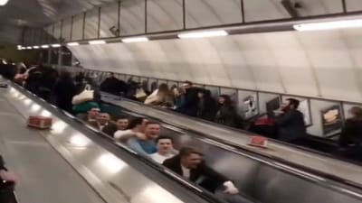 Viral: મિત્રોની આ ટોળકીએ એસ્કેલેટર પર બેસી ચલાવી હોળી ! લોકોએ કહ્યું 'આ નહીં સુધરે'