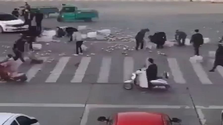 Viral: માનવતા મહેકાવતો હૃદયસ્પર્શી વીડિયો, રસ્તા પર એક્સિડેન્ટ બાદ જોવા મળ્યો અદ્ભુત નજારો