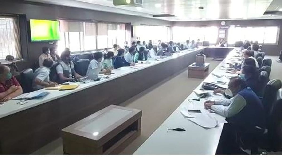 SURAT : કોરોના કેસોમાં ઉછાળો, ઉચ્ચ સ્તરીય બેઠકમાં ટેસ્ટિંગ, ટ્રેસિંગ અને ટ્રીટમેન્ટ પર ધ્યાન આપવા તાકીદ કરાઇ