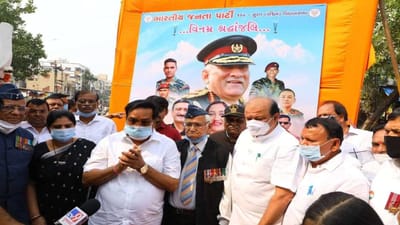 Surat : જનરલ રાવતને સુરતમાં મુંડન કરાવી અશ્રુભીની આંખે અપાઈ શ્રદ્ધાંજલિ