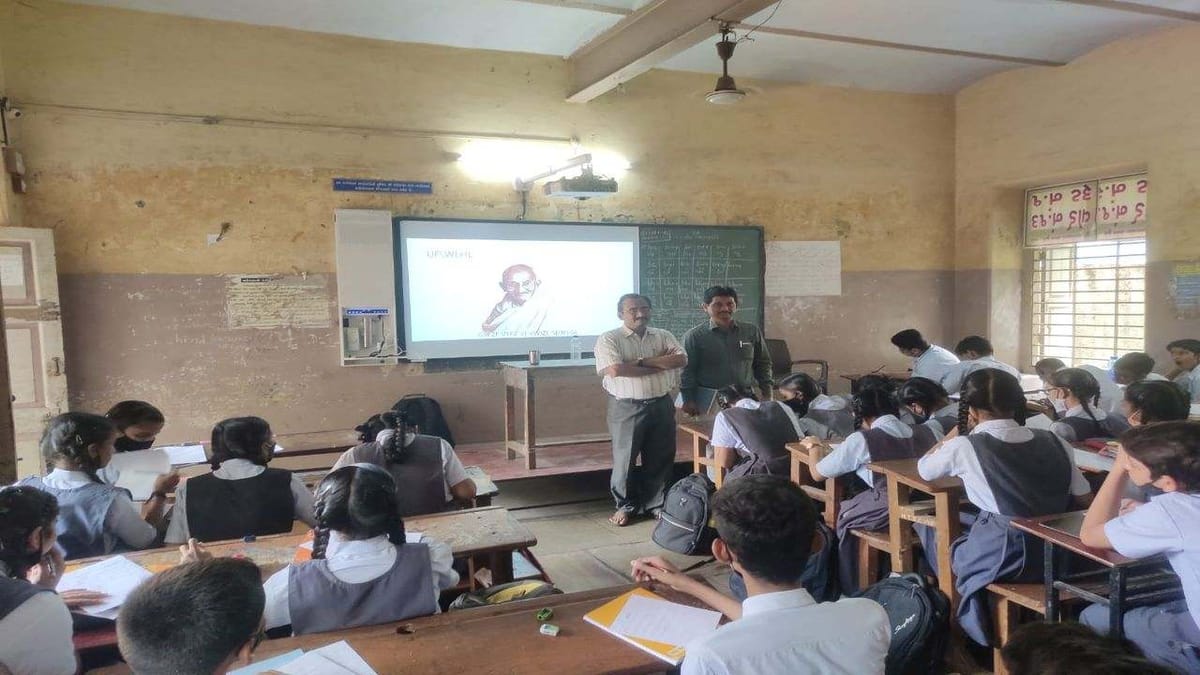 Surat : કોરોનાકાળમાં બગડી ગયેલા અક્ષર માટે અક્ષર સુધારણા કાર્યક્રમ કરતા આ મેન્ટર