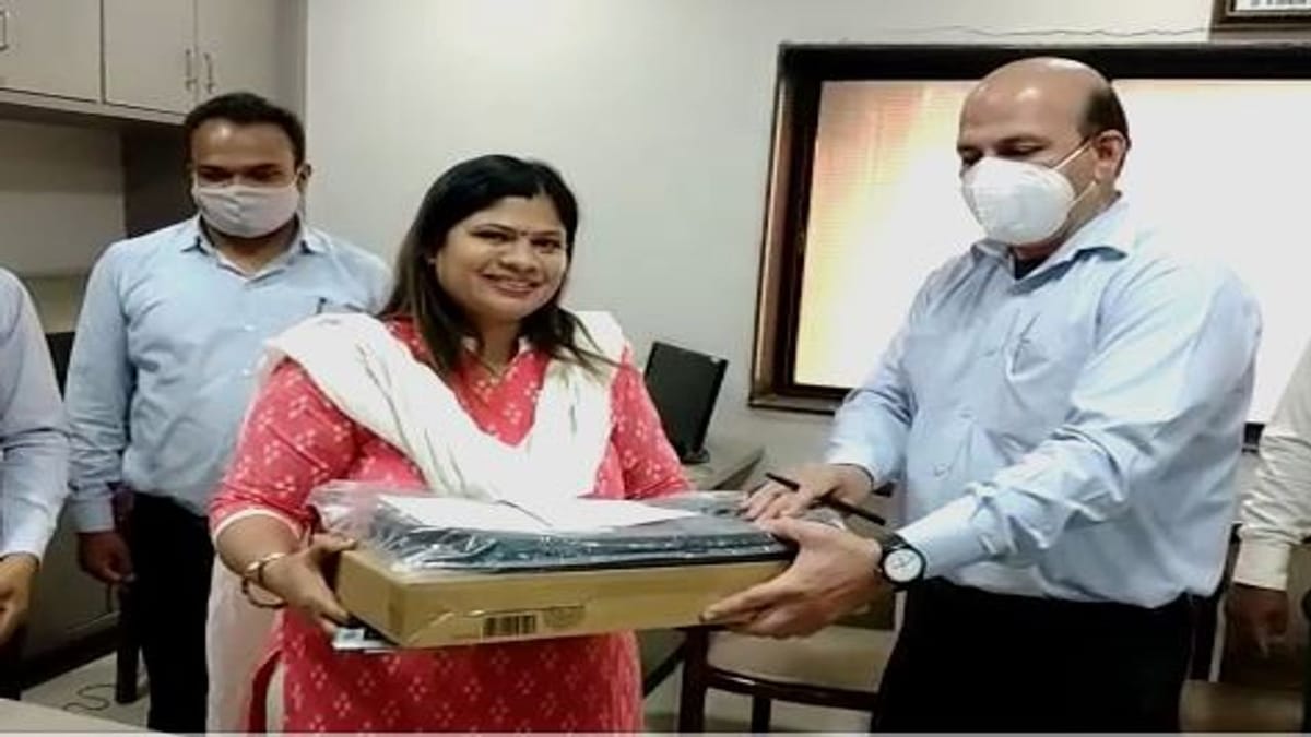 Surat : કોર્પોરેશન તરફથી તમામ 120 કોર્પોરેટરને લેપટોપ આપ્યા, આ મુદ્દે શાસક વિપક્ષ ભાઈ-ભાઈ