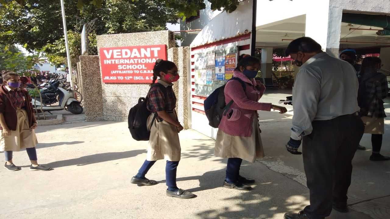 Ahmedabad : શાળાઓમાં કોરોનાના કેસો વધતા સરકારે પરિપત્ર જાહેર કર્યો, પરિપત્રનું પાલન થાય છે કે નહીં તે જાણવા tv9નો પ્રયાસ