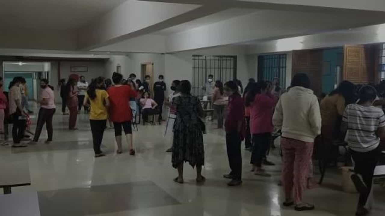 SURAT : આજે બપોર સુધીમાં જ શહેરમાં કોરોનાના 390 કેસ નોંધાયા, ઉકા તરસાડિયા યુનિ.માં કોરોનાનો રાફડો ફાટ્યો