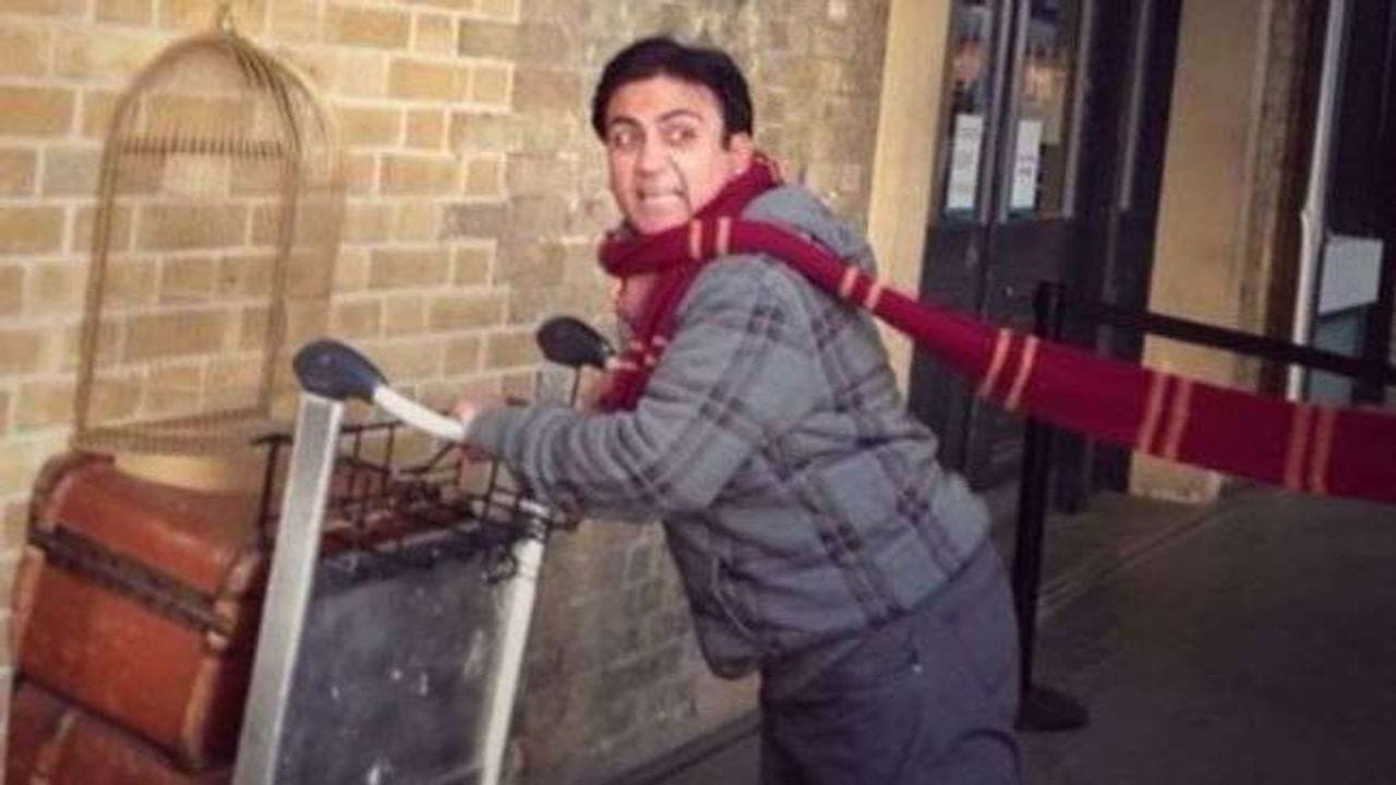 TMKOC: જેઠાલાલ ટ્રોલી બેગ લઈને કંઈક આ રીતે ચાલ્યા તો ફેન્સે પૂછ્યું - બેગે કયો નશો કર્યો છે? વીડિયો જોઈને તમે પણ હસીને લોટપોટ થઈ જશો