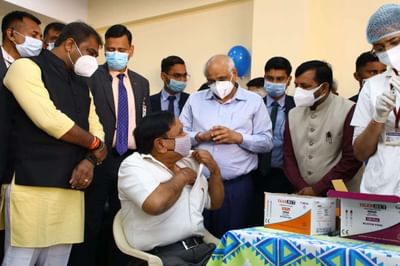 સમગ્ર દેશની સાથે ગુજરાતમાં પણ આજે 10મી જાન્યુઆરીથી, કોરોના વોરિયર્સ તરીકે ઓળખાતા આરોગ્યના કર્મચારી તેમજ 60 વર્ષથી મોટી ઉમરના નાગરિકો, ગંભીર બિમારી ધરાવનાર દર્દીઓને પ્રિકોશન ડોઝ આપવાનુ શરુ કરાયુ છે.