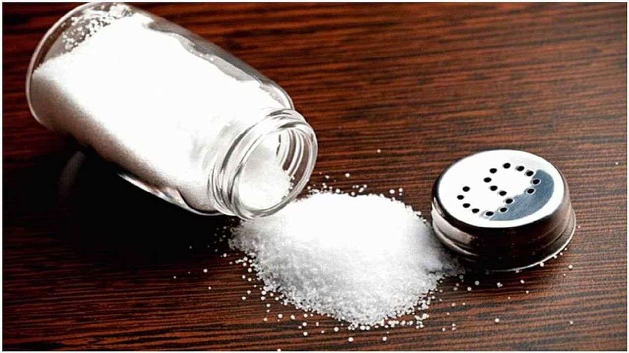 વધુ પડતું મીઠું - મીઠું શરીર માટે જરૂરી છે, પરંતુ તેની વધુ પડતી માત્રા કિડનીના કાર્યમાં અવરોધ લાવી શકે છે. તેથી મીઠાનું સેવન માત્ર સંયમિત માત્રામાં કરો.