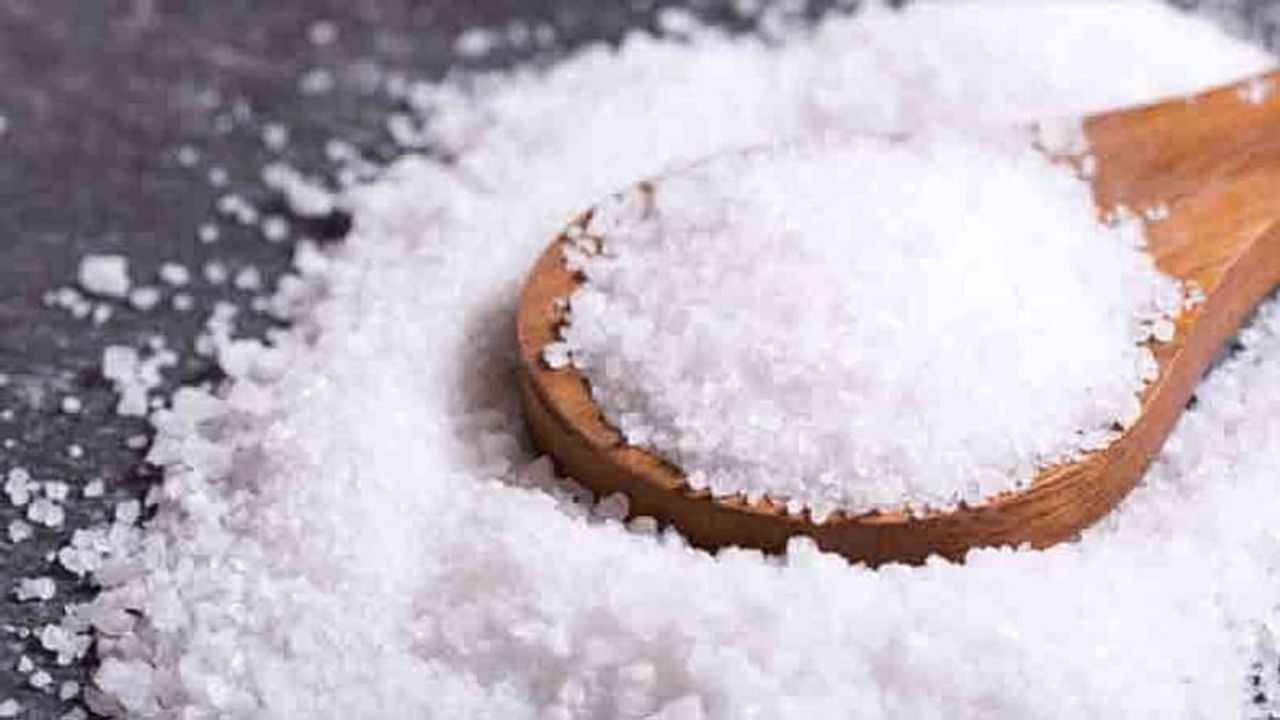 મીઠાનું વધુ પડતું સેવનઃ મીઠુ ભલે ખાવાનો સ્વાદ વધારે છે પરંતુ તેને વધુ પ્રમાણમાં ખાવાથી હાડકાં નબળા પડવા લાગે છે. તેની સાથે કેલ્શિયમની ઉણપ પણ થાય છે અને આ જ કારણ છે કે તે હાડકાઓને વધુ નબળા બનાવવાનું કામ કરે છે.