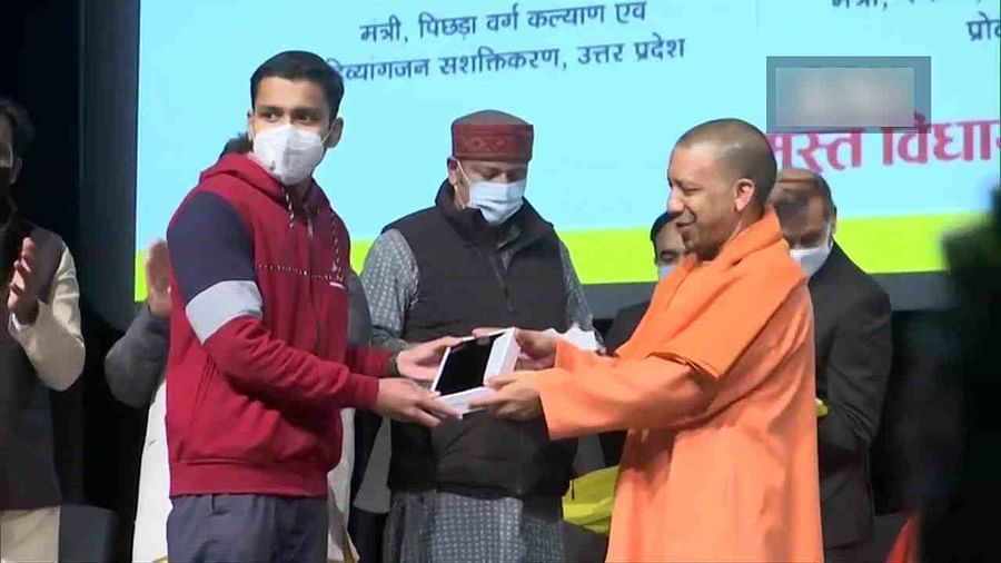 Uttar Pradesh: વારાણસીમાં CM યોગીએ વિદ્યાર્થીઓને આપી ભેટ, કહ્યું- સ્પર્ધાત્મક પરીક્ષાની તૈયારી કરી રહેલા તમામ બાળકોને મળશે ટેબલેટ-સ્માર્ટફોન
