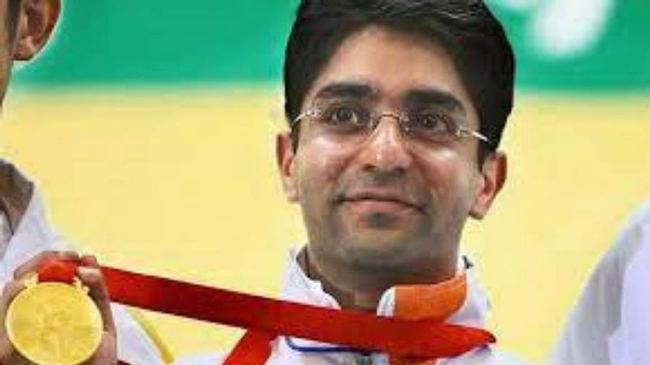 નીરજ પહેલા સિંગલ્સ ઈવેન્ટમાં ભારતનો પહેલો ઓલિમ્પિક ગોલ્ડ મેડલ જીતનાર શૂટર અભિનવ બિન્દ્રા પણ સેના સાથે જોડાયેલા હતા. 2011 માં, બિન્દ્રાને ભારતીય સેના દ્વારા લેફ્ટનન્ટ કર્નલનો રેન્ક આપવામાં આવ્યો હતો. તેને ધોનીની સાથે આ ખિતાબ આપવામાં આવ્યો હતો.