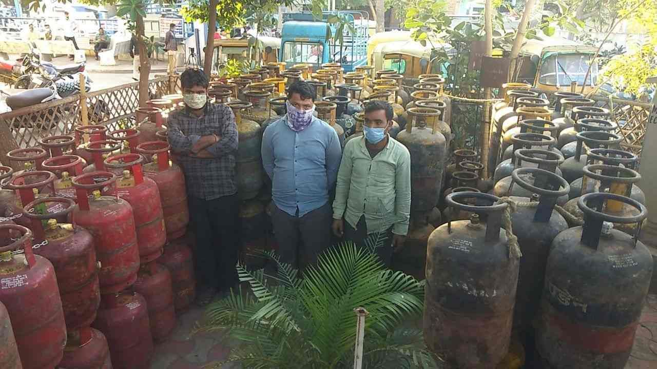 Ahmedabad : ગેસ સિલિન્ડર રીફિલિંગનું કૌભાંડ ઝડપાયું, પોલીસે 3 શખ્સોની ધરપકડ કરી