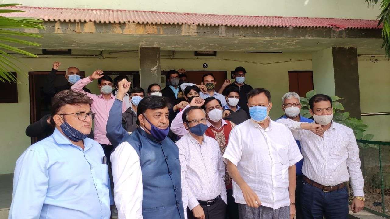 Ahmedabad : રાજ્યની સરકારી અને ગ્રાન્ટેડ કોલેજોના અધ્યાપકો આંદોલનના માર્ગે, પડતર પ્રશ્નોનું નિરાકરણ ના આવતા રણનીતિ ઘડાઈ