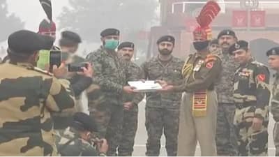 VIDEO: ગણતંત્ર દિવસ નિમિતે અટારી-વાઘા બોર્ડર પર જશ્નનો માહોલ, BSF અને પાકિસ્તાની રેન્જર્સે મીઠાઈની કરી આપ-લે