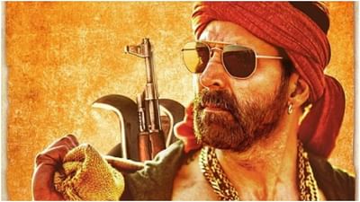 અક્ષય કુમારે તેની આગામી ફિલ્મ બચ્ચન પાંડેની રિલીઝ ડેટ જાહેર કરી છે. ફિલ્મના નવા પોસ્ટર શેર કરતા અક્ષયે રિલીઝ ડેટ જણાવી. અભિનેતાએ જણાવ્યું કે આ ફિલ્મ આ વર્ષે 18 માર્ચે રિલીઝ થશે. આ ફિલ્મ હોળીના અવસર પર આવી રહી છે. એક પોસ્ટરમાં અક્ષય એકલો જોવા મળી રહ્યો છે અને તેની પાસે બંદૂક અને અન્ય હથિયારોવાળી બેગ છે.