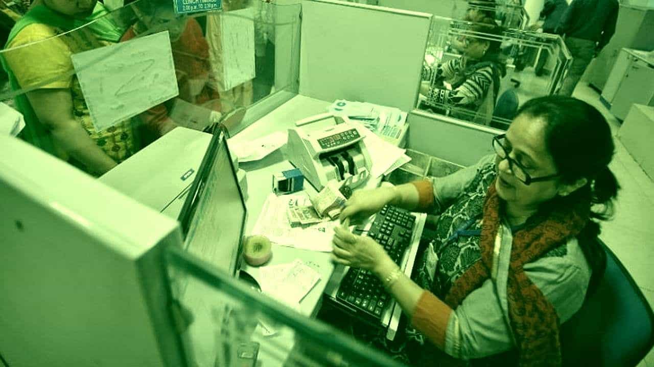 બેન્ક અધિકારીઓએ કરી નાણામંત્રી સીતારમણને કરી અપીલ, ફ્રન્ટલાઈન વર્કરના દરજ્જા સાથે ટૂંક સમયમાં મળે બૂસ્ટર ડોઝ