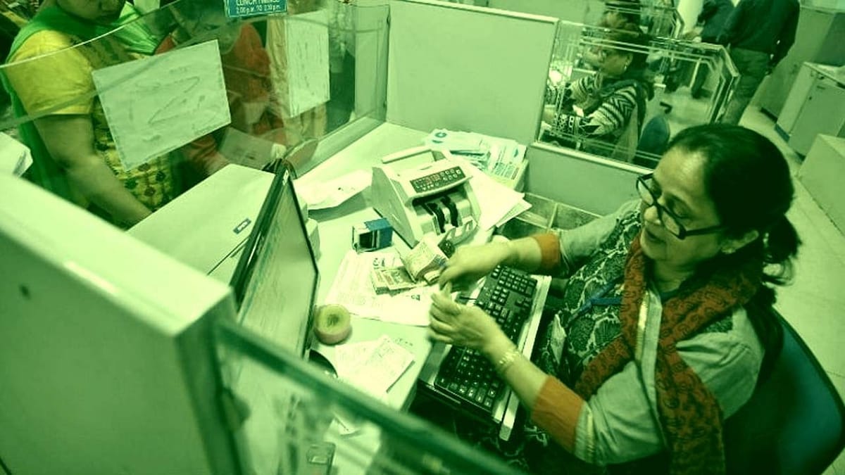 બેન્ક અધિકારીઓએ કરી નાણામંત્રી સીતારમણને કરી અપીલ, ફ્રન્ટલાઈન વર્કરના દરજ્જા સાથે ટૂંક સમયમાં મળે બૂસ્ટર ડોઝ