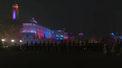 દિલ્હીમાં 29 જાન્યુઆરીએ  યોજાનાર વાર્ષિક બીટીંગ રીટ્રીટ સેરેમનીમાં આ વખતે લગભગ એક હજાર ડ્રોન તેનો ઝલવો દેખાડતા નજરે પડશે. આ સમારોહમાં માત્ર ડ્રોન શો જ નહીં પરંતુ લેસર શોનું પણ આયોજન કરવામાં આવશે. લેસર શો અને ડ્રોન શો માટે રાજપથ ખાતે 1000 મેડ ઈન ઈન્ડિયા ડ્રોનનું રિહર્સલ કરવામાં આવી રહ્યું છે.
