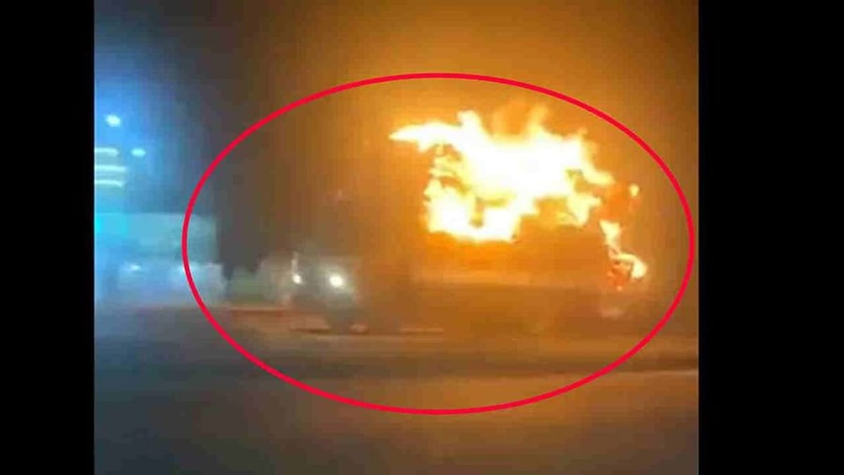 Burning Truck : સડક પર 4 કિમી સુધી દોડતી રહી સળગતી ટ્રક,  છતા ડ્રાઈવરને ન થઈ જાણ, જુઓ VIDEO