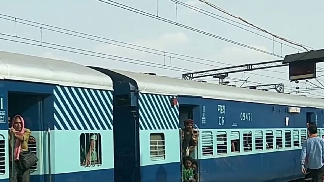 Maharashtra: હવે ટ્રેનોમાં ડર વગર મુસાફરી કરી શકશે મહીલાઓ, સેંટ્રલ રેલવેના મુંબઈ ડિવિઝનના દરેક મહિલા કોચમાં લાગી રહ્યા છે CCTV