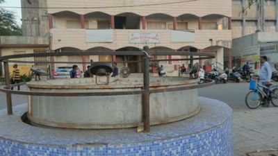 Surat : ભેસ્તાન ચાર રસ્તા સર્કલ પાસે રંગીન ફૂવારો ખંડેર હાલતમાં, લાખોના ખર્ચે બનેલો ફૂવારો માત્ર 72 કલાક જ ચાલ્યો