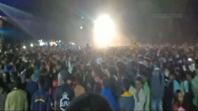 લગ્નના ઉન્માદમાં કોરોના ભૂલાયોઃ તાપી જિલ્લામાં એક લગ્ન પ્રસંગમાં ગાઈડ લાઇનનો છડેચોક ભંગ કરીને લોકો નાચ્યા