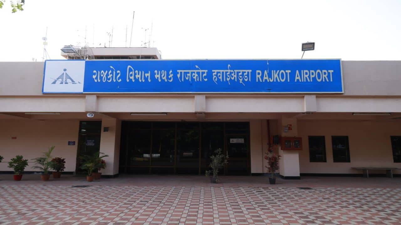 RAJKOT : ATCની મંજૂરી વગર સ્પાઈસ જેટની ફ્લાઈટ ટેકઓફ થઇ, પાયલોટ વિરુદ્ધ કાર્યવાહી