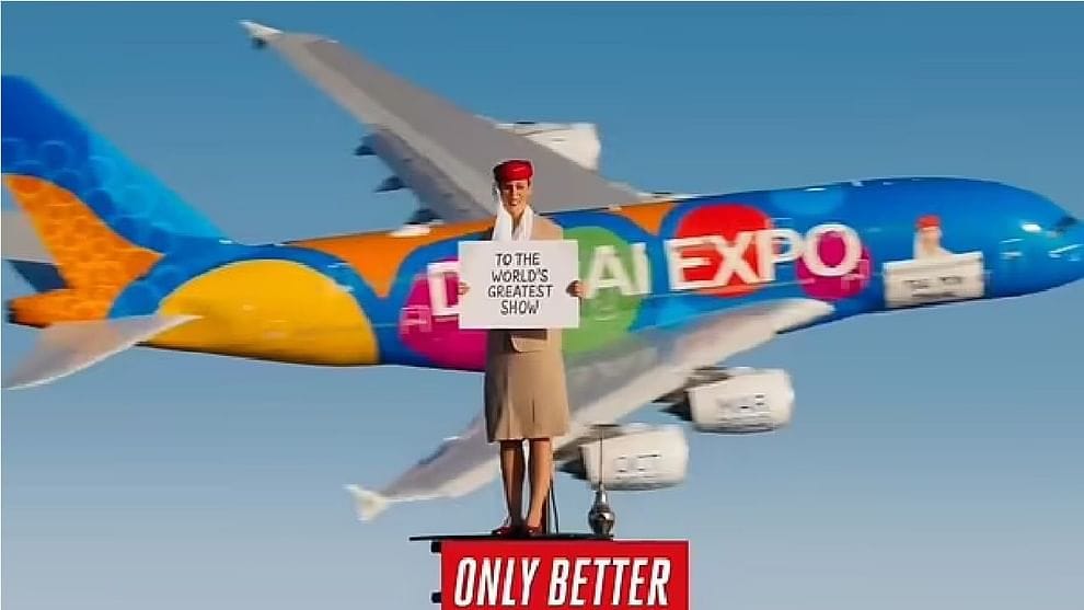 જીવ જોખમમાં નાખીને Burj Khalifaની ટોચ પર ઉભી રહી એર હોસ્ટેસ, જાણો કેમ લીધુ રિસ્ક