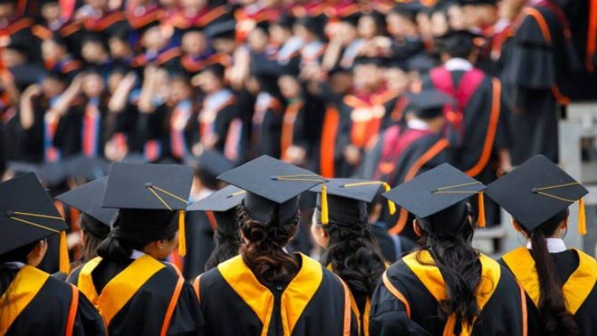 સૌરાષ્ટ્ર યુનિવર્સિટીના પદવીદાન સમારોહમાં ગોલ્ડ મેડલ વિજેતા વિદ્યાર્થીઓના પુરસ્કાર કરતા સત્તાધીશોની કોટિ મોંઘી!