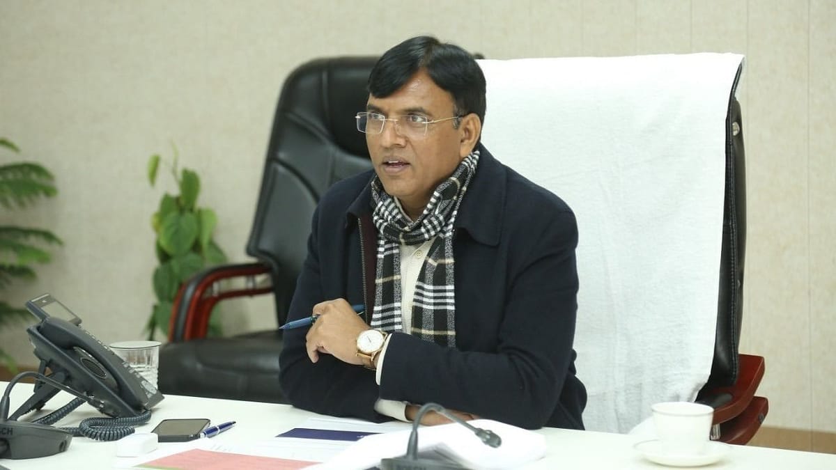 કોરોના મહામારી હજી સમાપ્ત થઈ નથી, સતર્ક રહેવાની અને સાવચેતી રાખવાની જરૂર, 5 રાજ્યો સાથેની બેઠકમાં આરોગ્ય મંત્રી મનસુખ માંડવિયાનું નિવેદન