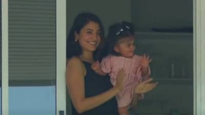 પપ્પા વિરાટ કોહલીને ચિઅર કરતી જોવા મળી વામિકા, મમ્મી અનુષ્કા શર્મા સાથે સ્ટેડિયમ આવી