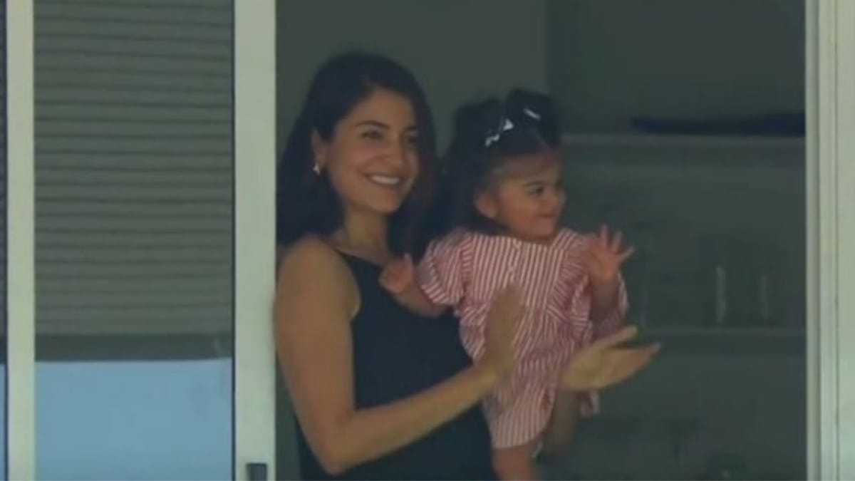 પપ્પા વિરાટ કોહલીને ચિઅર કરતી જોવા મળી વામિકા, મમ્મી અનુષ્કા શર્મા સાથે સ્ટેડિયમ આવી