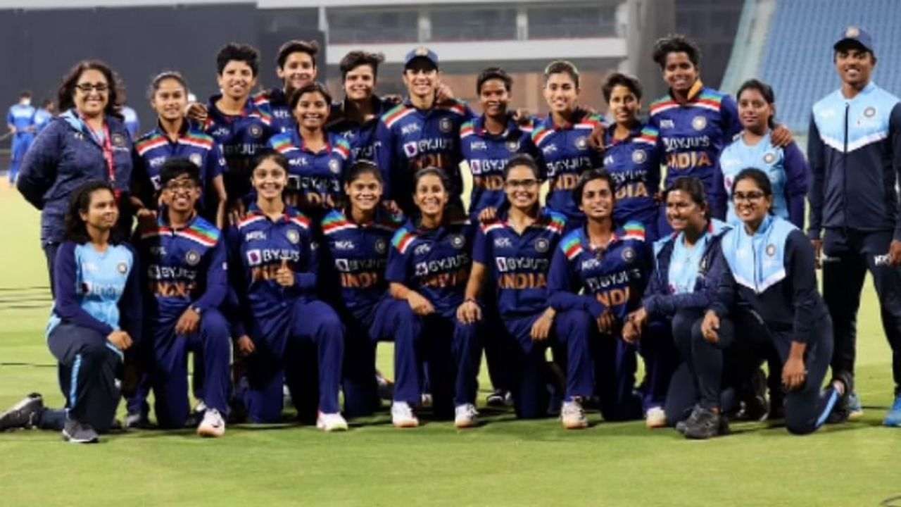ICC Women's World Cup 2022 :આઈસીસી વર્લ્ડ કપમાં ભાગ લઈ રહેલી ભારતીય મહિલા ક્રિકેટ ટીમ ન્યુઝીલેન્ડના પ્રવાસ પહેલા રવિવારથી એક સપ્તાહના ક્વોરેન્ટાઈન માટે મુંબઈમાં એકઠી થશે. ટીમ તાજેતરમાં પરસ્પર તાલમેલ માટે દહેરાદૂનમાં એકઠી થઈ હતી અને યુવા ખેલાડીઓને નેતૃત્વ કૌશલ્ય વિકસાવવાનું કામ પણ સોંપવામાં આવ્યું હતું.