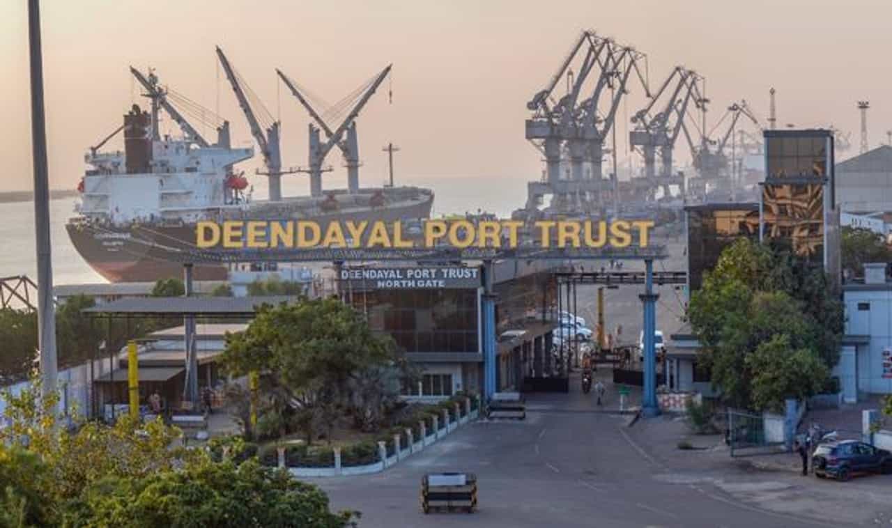 કોરોના મહામારી વચ્ચે પણ કંડલા દિનદયાળ પોર્ટે 100 MMT કાર્ગો હેન્ડલિંગ કર્યું