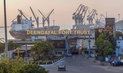 કોરોના મહામારી વચ્ચે પણ કંડલા દિનદયાળ પોર્ટે 100 MMT કાર્ગો હેન્ડલિંગ કર્યું