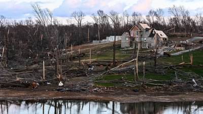 America: કેન્ટુકીમાં વાવાઝોડા બાદ અચાનક આવેલા પૂરથી સર્જાઈ તબાહી, વીજ પુરવઠો ઠપ, હવે વાવાઝોડાનું જોખમ વધ્યું