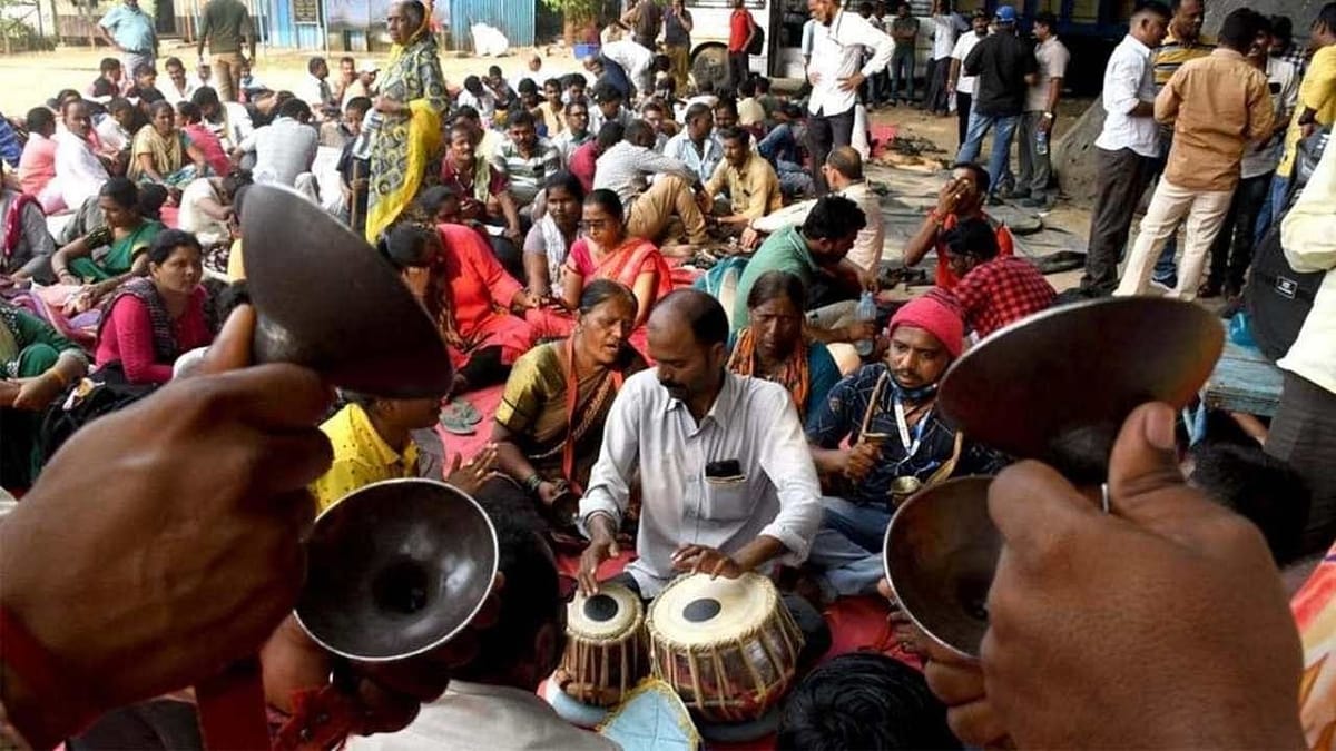 MSRTC Strike: મહારાષ્ટ્ર સ્ટેટ ટ્રાન્સપોર્ટના કર્મચારીઓની હડતાલને કોરોનાનું કલંક, પોલીસે આઝાદ મેદાનમાંથી ઉઠાવ્યા