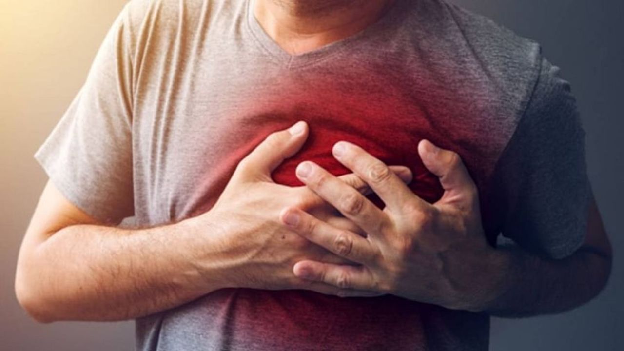હૃદય માટે: નિષ્ણાતોના મતે બાજરો કોલેસ્ટ્રોલને નિયંત્રિત કરવામાં અસરકારક છે અને તેના કારણે હૃદય સંબંધિત રોગો આપણને પકડવામાં સક્ષમ નથી. ખરેખર બાજરીમાં ફાઈબર હોય છે અને જો તેનું સતત સેવન કરવામાં આવે તો કોલેસ્ટ્રોલ કંટ્રોલમાં રહે છે.
