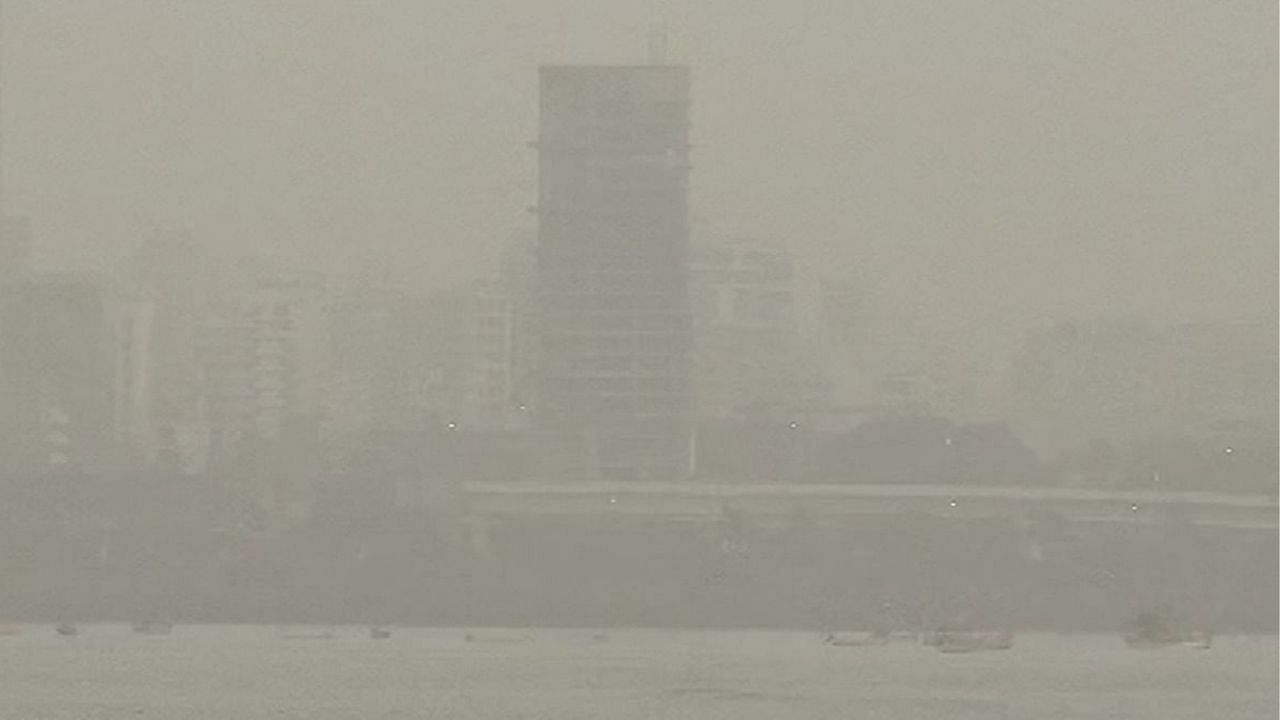 મુંબઈની હવા આજે (24 જાન્યુઆરી, સોમવાર) સૌથી ખરાબ સ્તરે પહોંચી ગઈ છે. એર ક્વોલિટી ઈન્ડેક્સ (AQI) 267 પર પહોંચી ગયું છે. શહેરના અનેક વિસ્તારોમાં ધૂળ અને ધુમ્મસ છવાઈ ગયું છે.