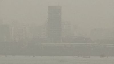 મુંબઈની હવા આજે (24 જાન્યુઆરી, સોમવાર) સૌથી ખરાબ સ્તરે પહોંચી ગઈ છે. એર ક્વોલિટી ઈન્ડેક્સ (AQI) 267 પર પહોંચી ગયું છે. શહેરના અનેક વિસ્તારોમાં ધૂળ અને ધુમ્મસ છવાઈ ગયું છે.