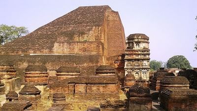 જ્યારે પણ દુનિયાની સૌથી જૂની શૈક્ષણિક સંસ્થાઓની વાત આવે છે ત્યારે નાલંદા યુનિવર્સિટીનું નામ સૌથી ઉપર આવે છે. પ્રાચીન નાલંદા યુનિવર્સિટીના (Nalanda University) અવશેષો આજે પણ બિહારની રાજધાની પટનાથી લગભગ 120 કિમી દક્ષિણ-ઉત્તરમાં જોઈ શકાય છે. ઇતિહાસકારોના મતે, તે ભારતમાં ઉચ્ચ શિક્ષણનું સૌથી મહત્વપૂર્ણ અને વિશ્વ વિખ્યાત કેન્દ્ર હતું.