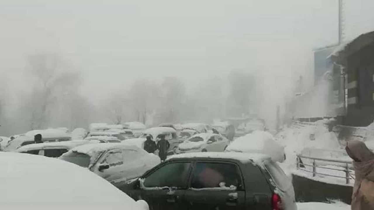 Pakistan : હિલ સ્ટેશન પર બરફની મજા માણવા આવેલા પ્રવાસીઓ માટે કાર બની કબર, ઠંડીથી 16 લોકોના મોત