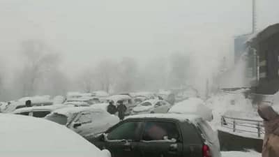 Pakistan : હિલ સ્ટેશન પર બરફની મજા માણવા આવેલા પ્રવાસીઓ માટે કાર બની કબર, ઠંડીથી 16 લોકોના મોત